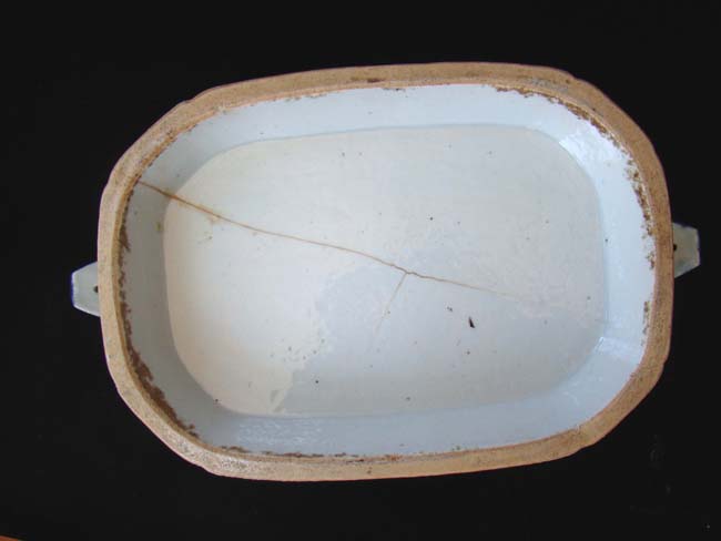 An 18th century Chinese Export Porcelain Covered Tureen circa 1770 having a long hairline crack — image 5